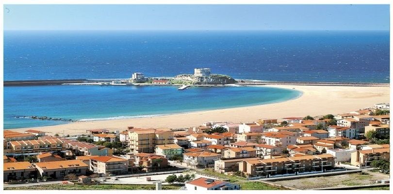 veduta di Bosa Marina con la torre aragonese