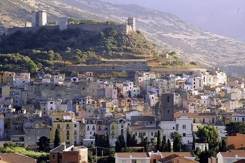 veduta aerea di Bosa con il castello