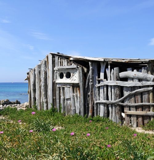 tipiche case di legno sul mare della Penisola del Sinis
