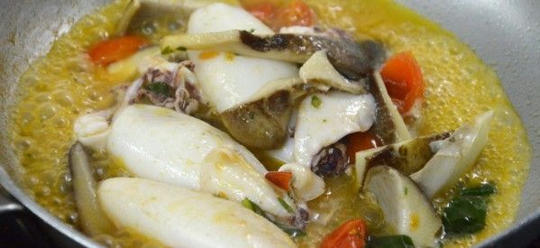 Antunna squid with mushrooms and tomatoes